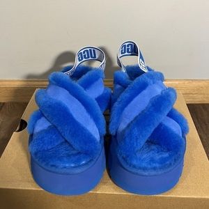 *New in Box* size 6

UGG disco cross slide

Color code: DVE